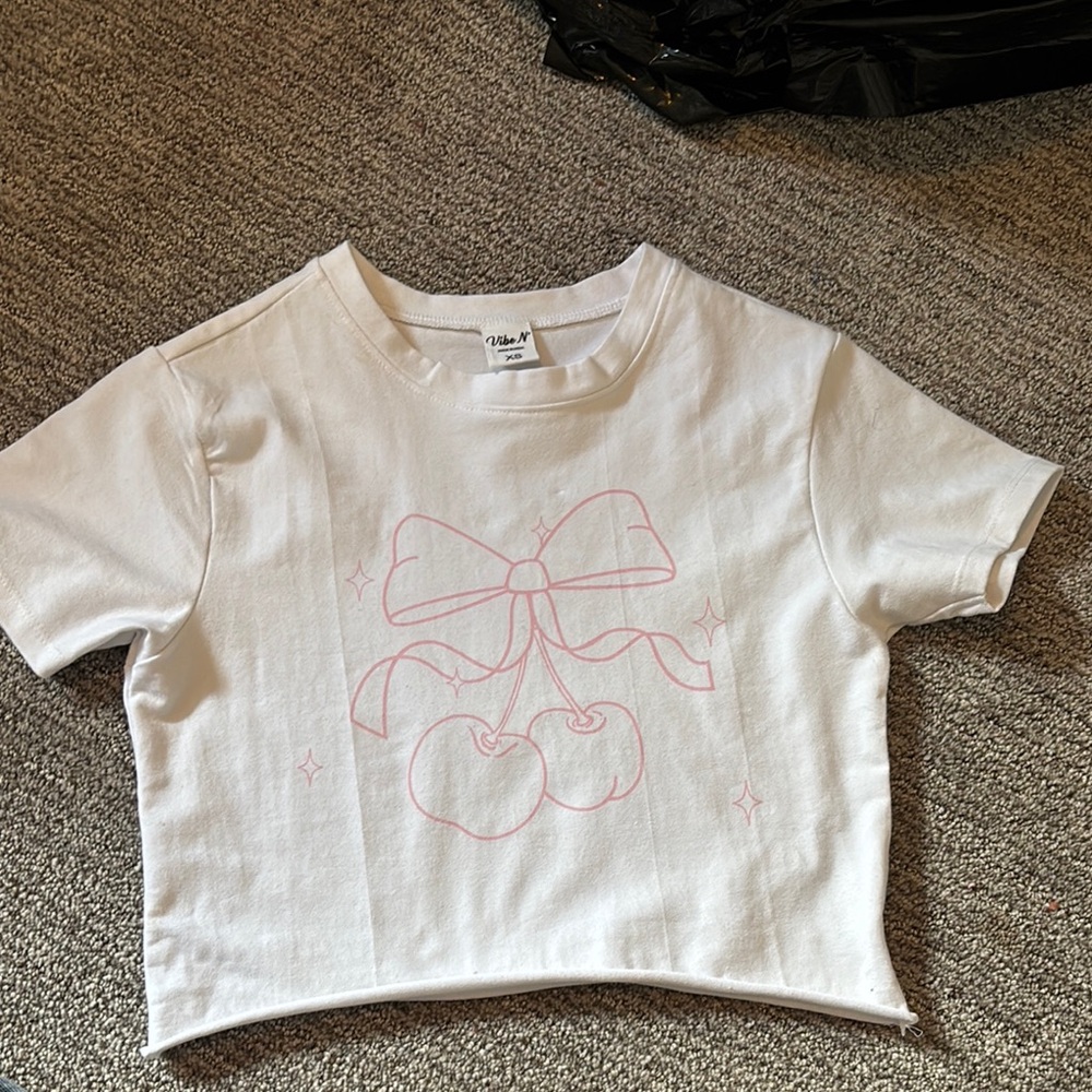 White Cherry cropped tee